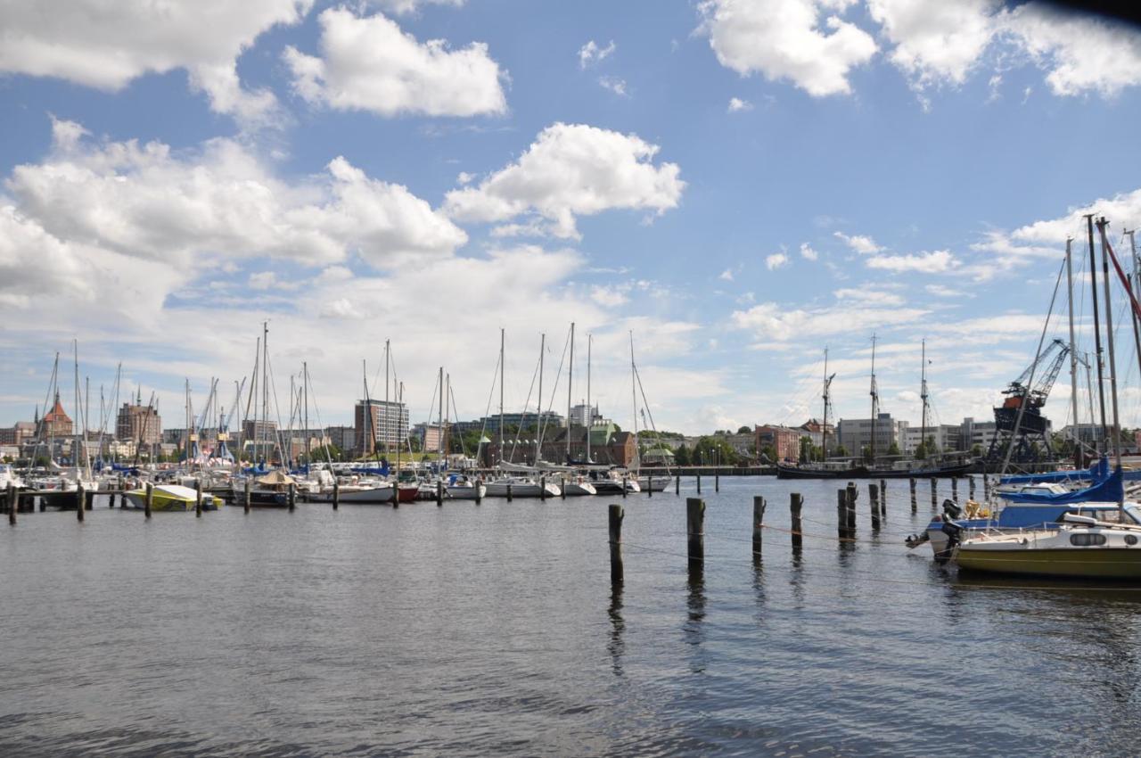 Pension Zum Alten Faehrhaus Rostock Bagian luar foto