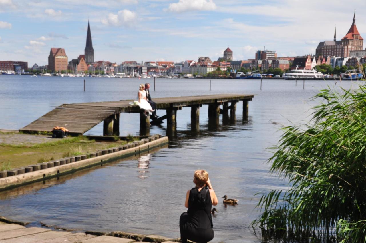 Pension Zum Alten Faehrhaus Rostock Bagian luar foto