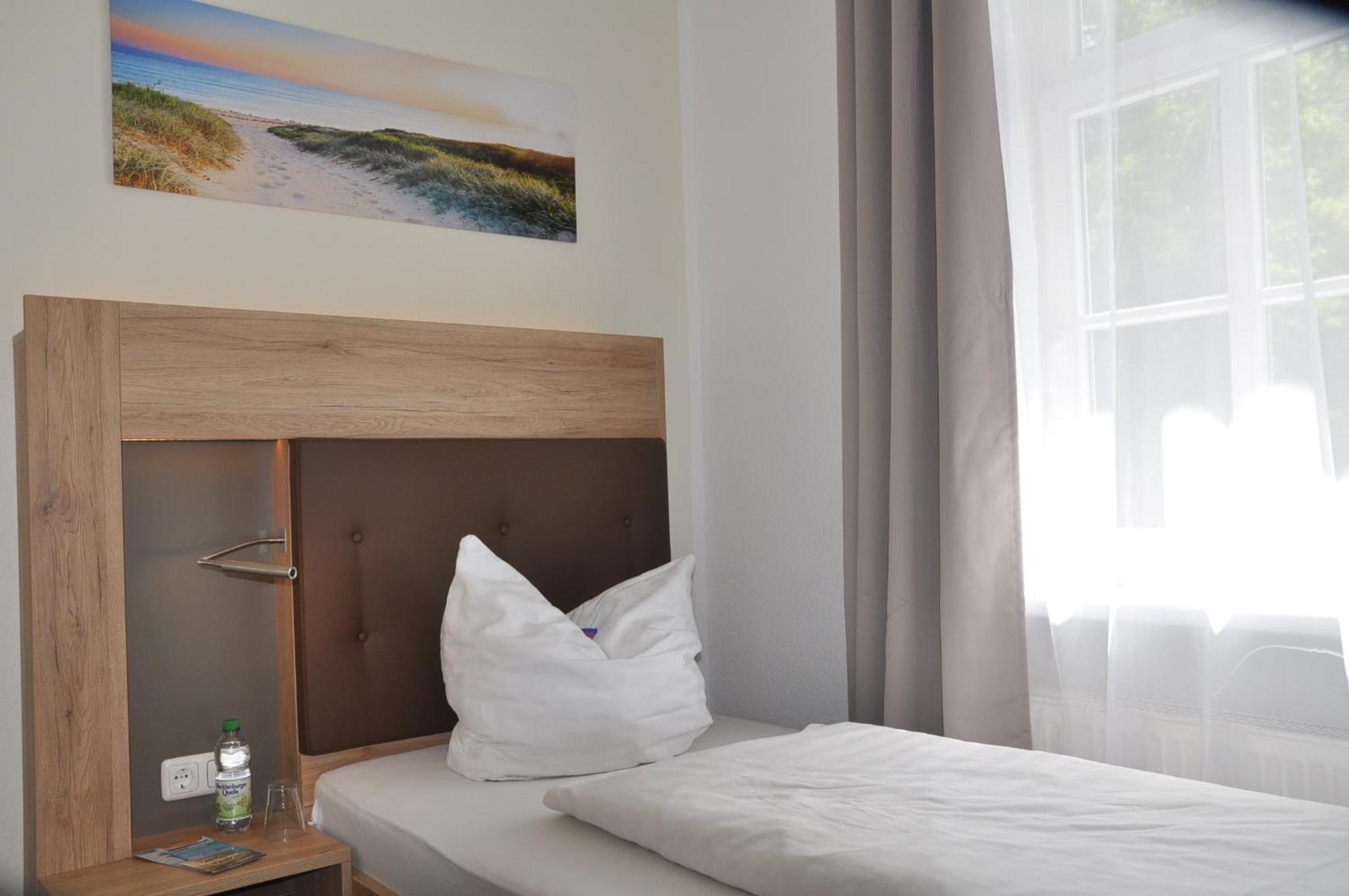 Pension Zum Alten Faehrhaus Rostock Bagian luar foto